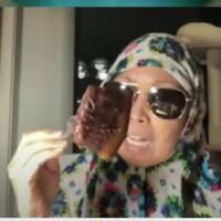 makan-babi-baca-bismillah-wanita-berjilbab-tantang-uas-dan-rizieq-menirunya