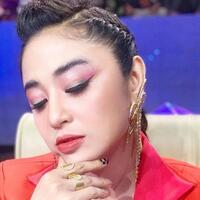 pengakuan-pacar-dewi-perssik-soal-gaji-pilot-rp-200-juta-sebut-pakai-dirham