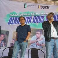 diskusi-rocky-gerung-di-sleman-ricuh-refly-harun-kena-lemparan-botol
