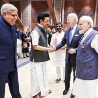 ketika-biden-jabat-tangan-stalin-di-ktt-g20-india
