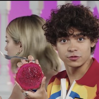 reaksi-kocak-pemeran-one-piece-live-action-cobain-buah-buahan-dari-indonesia