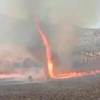 muncul-angin-tornado-bikin-api-kebakaran-gunung-bromo-berputar
