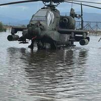 diguyur-hujan-lebat-sarang-helikopter-serang-ah-64-apache-milik-yunani-kebanjiran
