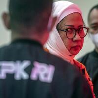 kpk-tahan-mantan-dirut-pertamina-karen-agustiawan