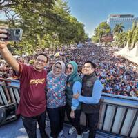 video-istri-anies-sigap-tolong-ibu-ibu-peserta-jalan-gembira-di-makassar-yang-pingsan