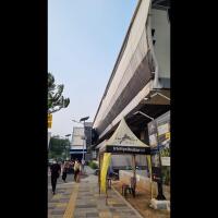 pergi-kerja-naik-lrt