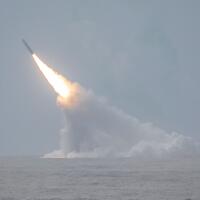 kapal-selam-uss-louisiana-sukses-lakukan-uji-penembakan-rudal-balistik-trident-ii
