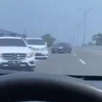 rombongan-mobil-mewah-putar-balik-dan-lawan-arah-di-tol-desari