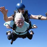 nenek-nenek-quotracingquot-skydiving-di-ketinggian-4000-meter-104-yearold