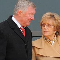 manchester-united-turut-berduka-atas-kepergian-istri-sir-alex-ferguson