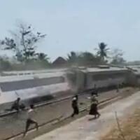 ngeri-kecelakaan-kereta-api-di-kulon-progo-ka-argo-wilis-serempet-ka-argo-semeru