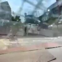 pengemudi-motor-banting-helm-pecahkan-kaca-mobil-berawal-dari-klakson-panjang
