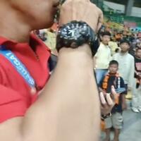 petugas-larang-jakmania-pasang-bendera-palestina--kalau-mau-dukung-ke-palestina-aja