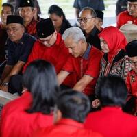 ziarah-ke-makam-soekarno-ganjar-bela-wong-cilik-harus-dilanjutkan