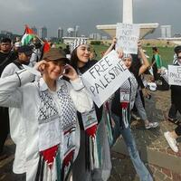 rebecca-klopper-dan-aaliyah-massaid-turun-ke-jalan-bela-palestina-bela-kemanusiaan