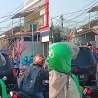 acara-pawai-ditegur-penumpang-ojol-kesal-jadi-terjebak-macet-telat-ke-tempat-kerja