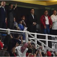 piala-dunia-u-17-2023-momen-jokowi--presiden-fifa-dadah-dadah-ke-suporter