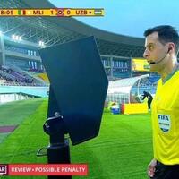 piala-dunia-u-17-2023-momen-jokowi--presiden-fifa-dadah-dadah-ke-suporter