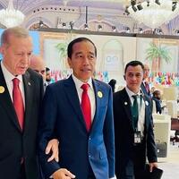 ini-isi-obrolan-saat-erdogan-gandeng-erat-jokowi-di-sela-sela-ktt-oki