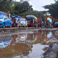 jalur-pantura-rembang-pati-macet-parah-hingga-15-km