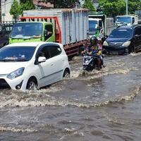 jalan-di-muktiharjo-lor-semarang-banjir-terlihat-bak-sungai-siang-ini