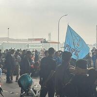 demo-buruh-belum-bubar-sore-ini-massa-blokade-jalan-di-cikarang