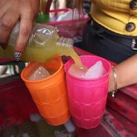 pesona-penjual-es-tebu-di-bypass-mojokerto-bikin-pembeli-gagal-fokus