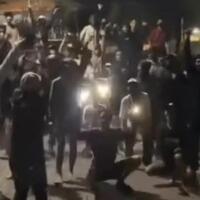 gangster-bawa-senjata-tajam-resahkan-perkampungan-di-surabaya