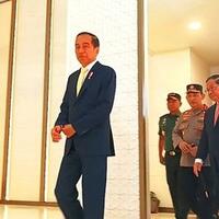 senyum-jokowi-saat-ditanya-tumben-pakai-dasi-kuning