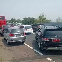 lebih-dari-7-jam-pemudik-terjebak-macet-dalam-tol