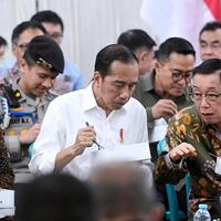 jokowi-makan-nasi-kotak-bareng-buruh-pabrik-di-sidoarjo