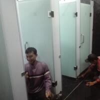 partisi-kubical-kaca-toilet