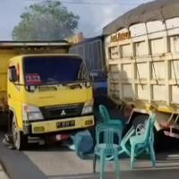 truk-terobos-jalan-yang-ditutup-warga-untuk-menggelar-acara-pantaskah