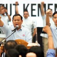 tak-sibuk-gembosi-paslon-lain-survei-prabowo---gibran-melesat-495