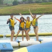 pesona-cantik-wulan-guritno-main-water-sport-bersama-keluarga-jadi-pengen-ikut