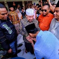 silaturahmi-ke-buntet-pesantren-cirebon-gibran-diberi-serban-kemenangan