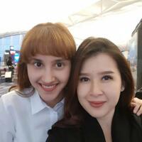 keliru-grace-natalie-datangi-meja-moderator-debat-capres-ketua-kpu-harus-lewat-lo