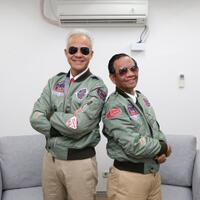 debat-ketiga-pilpres-ganjar-mahfud-pakai-jaket-bomber-ala--top-gun