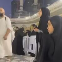 nangis-di-depan-ka-bah-ria-ricis-malah-dihujat-netizen-apa-sebabnya