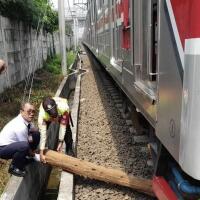 orang-iseng-taruh-kayu-di-rel-perjalanan-krl-bekasi-terganggu-30-menit