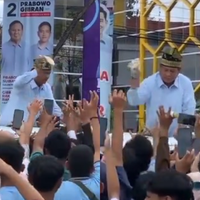 video-prabowo-lempar-kaos-ke-warga-dengan-kasar-netizen--kaya-ngasih-makan-ayam