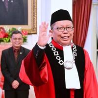 ucapkan-sumpah-di-hadapan-jokowi-arsul-sani-sah-jadi-hakim-mk