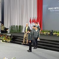 momen-anies-prabowo-dan-ganjar-guyub-saat-turun-dari-panggung-acara-kpk
