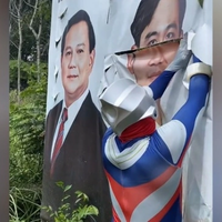 baliho-prabowo-gibran-rusak-di-pinggir-jalan-ultraman-perbaiki-pakai-lakban