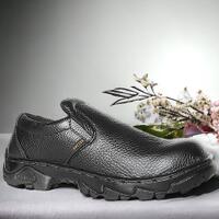 beli-sepatu-safety-pendek-hitam-samarinda