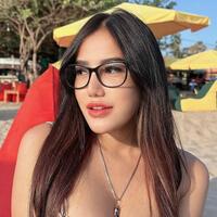6-potret-oza-luthfia-selebgram-indonesia-yang-mirip-mia-khalifa