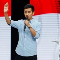gibran-refleks-bantu-petugas-kpu-yang-jatuh-di-panggung-debat-cawapres