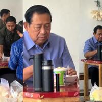 viral-sby-makan-pop-mie-di-warung-pinggir-jalan-raut-wajahnya-jadi-sorotan