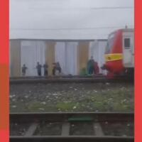 ngeri-hajatan-kok-dipinggir-rel-kereta-api-padahal-kai-jakarta-nggak-kasih-izin