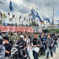 massa-mahasiswa-kumpul-di-tugu-12-mei-trisakti-aksi-pemakzulan-jokowi